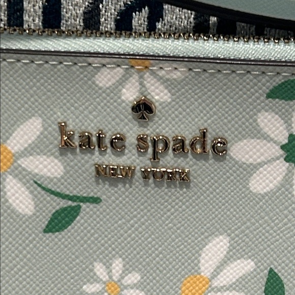 NWOT kate spade Mint Green Floral Wristlet with White & Yellow Daisies - Picture 3 of 9